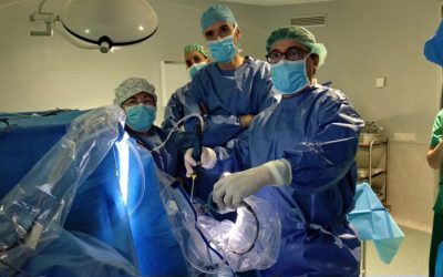 El cirujano pediátrico del hospital Santa Joan de Deu de Barcelona, Gorka Knörr, interviene la fractura de espina tibial a una niña de 8 años junto al equipo de cirugía ortopédica de Los Manzanos